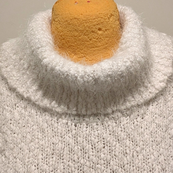 EUC Kenneth Cole Reaction M Super Soft Fuzzy White Knit Sweater - Picture 7 of 7